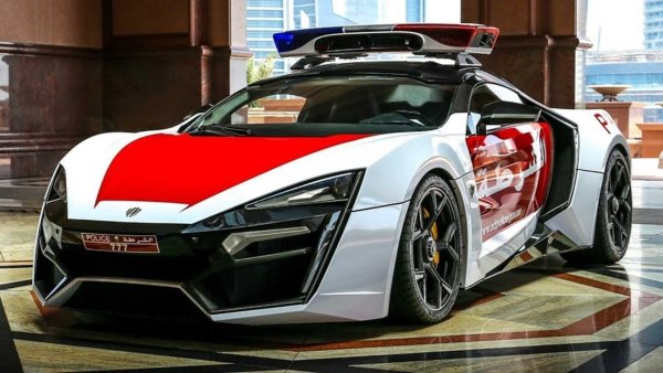 Последният участник в Топ 10 също се намира в Емирствата, като е една от най-ексклузивните суперколи на света. Тя е известна с ролята си &bdquo;Бързи и яростни 7&ldquo;, като от нея са произведени само 7 бройки и всяка струва 2,5 млн евро. Намиращият се на разположение на полицията в Дубай Lykan HyperSport има 770 к.с. под капака, като развива 395 км/ч.