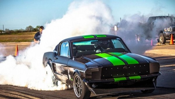 Дело на Мич Медфорд и неговия екип в Bloodshed Motors, този класически Mustang, прочут още като Zombie 222 Mustang, е истинска машина за дрифт. Освен това, благодарение на електромотора с мощност 800 к.с. и максималния въртящ момент от 2550 Нм, ускорява до 100 км/ч само за 1,94 секунди.