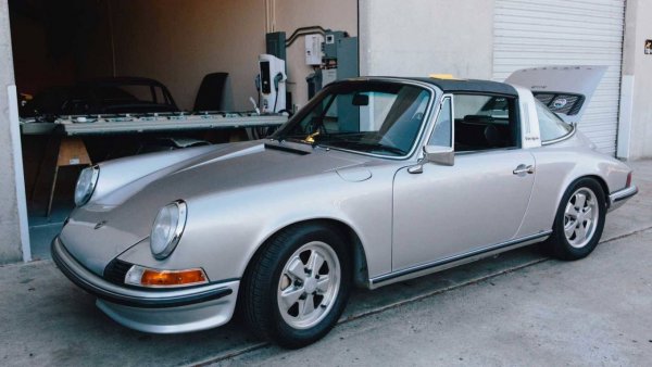 Дело на специалистите от Zelectric, тази Targa от 70-те преживява втора младост ... на ток. Разбира се, за да навакса, той се отказа от шестцилиндровия боксерен двигател в полза на електромотор, захранван от батерии на Tesla. В допълнение, с мощност от около 190 к.с. и 290 Нм максимален въртящ той развива 240 км/ч, а пробегът му е 290 км.
