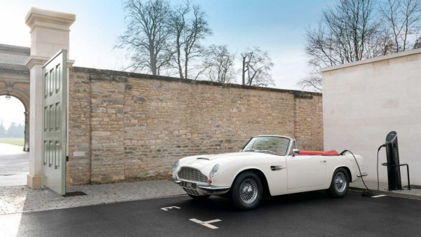 Наскоро Aston Martin се присъедини към тенденцията за електрифициране на класически модели. Първото творение на компанията беше Aston Martin DB6 MkII Volante от 1970 г., кабриолет толкова стилен, колкото и елегантен. Освен това, според марката, всички бройки са "обратими". Какво означава това? Ами, ако собственикът съжали, може да върнат на модела ДВГ.