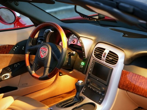 Луксозното му купе разполага с висококачествена кожа и облицовано с дърво табло