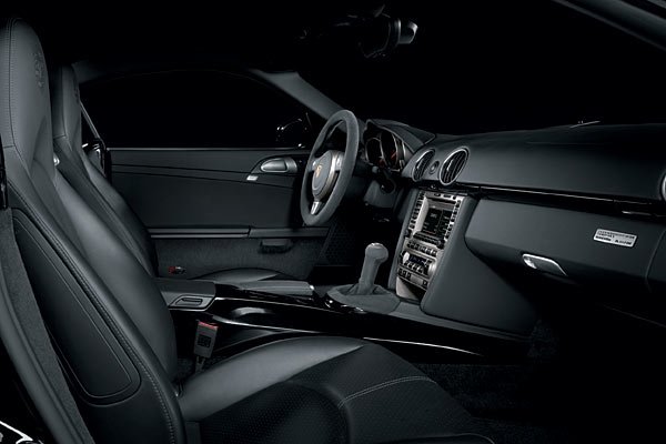 Porsche Cayman S »Porsche Design Edition 1«, в интериора също доминира черният цвят, седалките са от кожа, комбинирана с алкантара