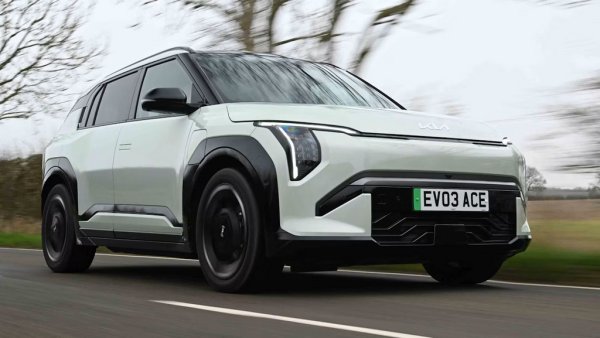 Корейците ще демонстрират в Париж най-мощната версия - GT - на електрическата си EV3. А вероятно също и на EV4. 
