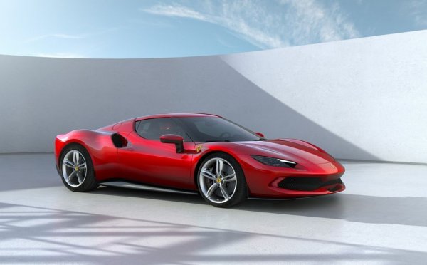 Ако сте наясно с това как действа въздушно-горивната смес, вероятно знаете, че високата степен на турбулентност и равномерното разпределение на горивото в сместа означават повече мощност и ефективност. Тъкмо затова от Ferrari са въведи тук инжектори с ултрависоко налягане, които впръскват горивото в камерата при 345 бара. В комбинация с изменените тръбопроводи, това осигурява максимално добро смесване на горивото с въздуха преди запалването. 
