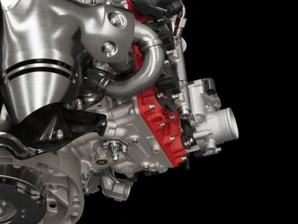 Новото разположение на турбокомпресорите вътре във V-то означава също, че всмукателният тракт вече е от външната страна на цилиндровите глави. Така отпада нуждата от висока, тежка конструкция за него, каквато се използва в останалите модели на Ferrari. Вместо това сега всмукателният колектор е израбоен от "лека термоустойчива пластмаса". Вероятно ще ви прозвучи като евтино решение. Но преследваната тук цел не е цена, а намаляване на теглото. 
