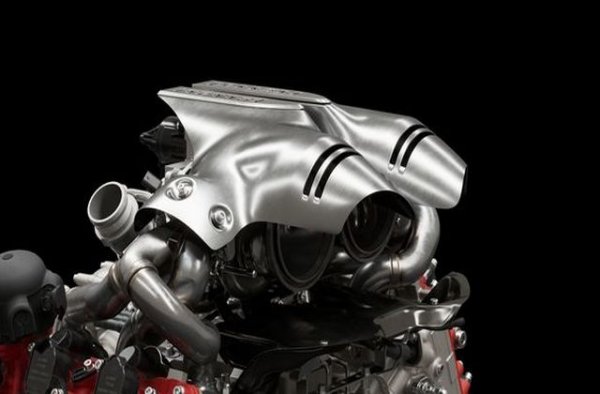 Качването на турбото отгоре на двигателя също така позволява извънредно прав и опростен изпускателен тракт. Понеже по него има толкова малко извивки и чупки, отработилите газове могат да протичат по-свободно, което означава по-висока ефективност и повече мощност. Самият изпускателен колектор и корпусът на катализатора са изработени от Inconel - прословутата никелово-хромна суперсплав на SMC. Това още повече понижава теглото. Макар да е хибрид с литиево-йонна батерия, новото Ferrari всъщност тежи само с 35 кг повече от F8. 
