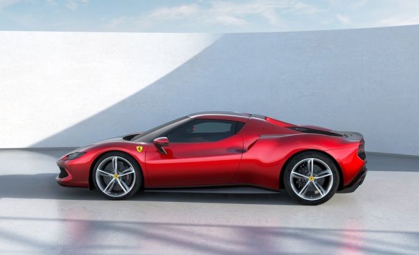 Колкото и удивително инженерно постижение да е агрегатът F163, именно съчетанието му с хибридна система осигурява фантастичните динамични показатели. Електромоторът, разположен между бензиновия двигател и скоростната кутия, се нарича MGU-K и идва директно от програмата на компанията за Формула 1. Той черпи енергия от 7.45-киловатовата батерия в пода и може да движи колата само на ток в продължение на до 25 км. За да се случва това, има специален съединител, наречен Transition Manager Actuator, който може да "откачи" електромотора от V6 според ситуацията. 
