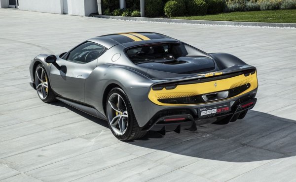 Най-фанатизираните фенове на Ferrari все пак вероятно се смущават от това намаляване на цилиндрите до едва 6. Инженерите на компанията обаче уверяват, че то няма да е за сметка на звука - тъкмо напротив. Според тях 296 GTB има един от най-запомнящите се "гласове" в последните 20 години - до такава степен, че по време на разработването в Маранело го кръстили "piccolo V-12" (малкия V12). 120-градусовата архитектура гарантира симетрично запалване, а изпускателната система с два еднакво дълги колектора допълнително усилва звуковите вълни. 