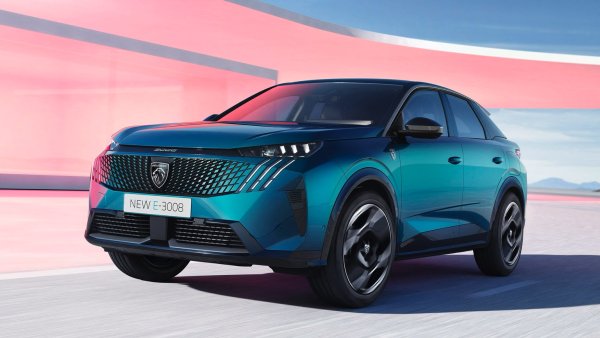 Версия на модела - Peugeot E-3008 Long Range

Пробег с едно зареждане - 698 км

Капацитет на батерията - 97 kWh
