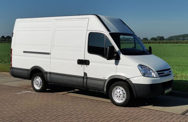 1. Iveco Daily - 2480
2. Mercedes Sprinter - 2050
3. Ford Transit - 1735
4. Fiat Ducato - 1177
5. Volkswagen Caddy - 1160
6. Volkswagen Transporter - 996
7. Citroen Berlingo - 950
8. Mercedes Vito - 793
9. Renault Kangoo - 695
10. Renault Master - 681
