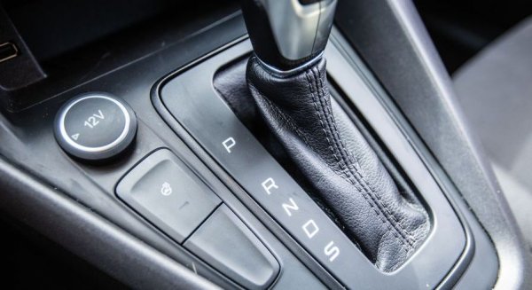 Правеше я обаче и несравнимо по-чуплива. Още по време на тестовия период инженери от джойнт-венчъра с Getrag пишат до ръководството, че не могат чрез софтуера да компенсират непредсказуемия характер на кутията, и че тя трябва да бъде "сериозно подобрена", преди да влезе в производство. Резолюцията от началниците е да започват производство веднага, без повече да повдигат въпроса (мнозина си припомниха печалния случай от 70-те, когато един счетоводител във Ford бе пресметнал, че е по-изгодно да изплащат компенсации за потенциалните загинали от дефектите на модела Pinto, отколкото да коригират дефектите). DPS6 се монтира основно във Fiesta (2011-2016) и Focus (2012-2016), но също и в Mondeo, C-max, Kuga и Ecosport. Повечето продавани в ЕС модели имат кутия с мокри съединители, но се среща и проблемната със сухите. 
