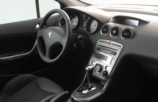 Кутиите от поколението DP0 се славят с ненадеждна конструкция на хидротрансформатора и доста скромен ресурс на клапаните и соленоидите на хидроблока. Калпавите съединения често водят до течове. Поведението на автомобил с тази кутия е непредсказуемо - бърка предавките, колебае се... На всичкото отгоре заради твърде малкото предавки разходът е чувствително над този на колите с ръчни скорости. При големи натоварвания от чести ускорения или пробуксувания агрегатът напълно излиза от строя, и може да се наложат подмени на фрикциони и втулки. 
