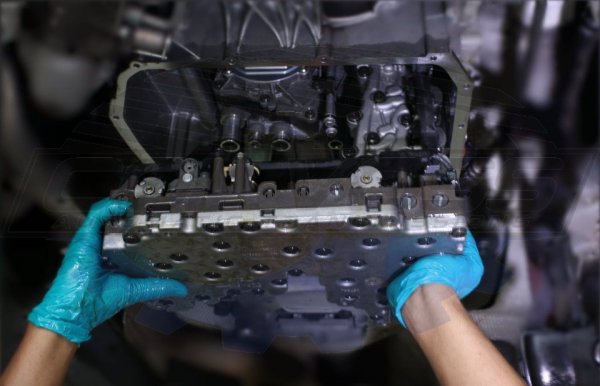 Ядовете с по-старите версии на тази DSG обикновено започват към 60-80 хиляди км пробег. Много малко кутии оцеляват без ремонт до 100 000 км. Най-често се срещат износване на дисковете и повреда на мехатроника (на снимката), който струва близо 1000 лева. Цялостният ремонт спокойно може да ви излезе две хилядарки и дори повече. 
