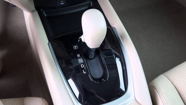 Но по-същественият проблем с вариаторите е в стоманения ремък между конусите. Достатъчно е той да приплъзне между шайбите, за да надере повърхността им или да повреди собствените си пластини. Или и двете. А такова приплъзване става сравнително лесно - при голямо натоварване върху незагрял вариатор, при твърде рязко шофиране или при неправилна работа на помпата. Последното се случва доста често заради насъбрани в работната течност замърсители. Затова съветът е маслото на вариатора да се подменя максимум на 60 000 км, в комплект с филтрите. 
Основният ремонт на този вариатор никак е евтин - 1600 до 2000 лева.
