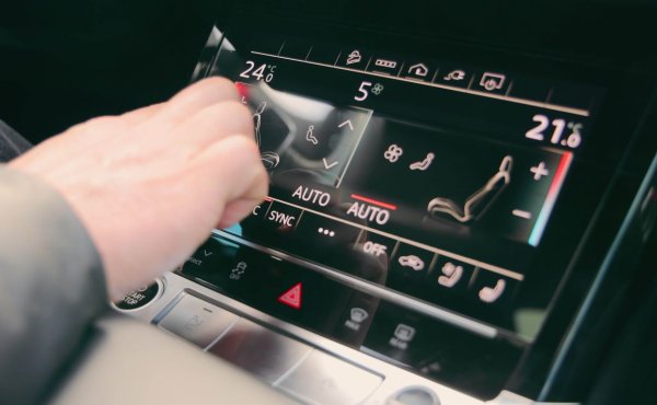 Комфортът в електромобила, независимо дали се загрява или охлажда, оказва влияние върху живота на батерията. Увеличаването на топлината в студен ден или усилването на климатика в жегата изяждат от пробега на превозното средство. Използването на отопляеми седалки е добро решение, защото те използват по-малко енергия, тъй като не разчитат на големи вентилатори, за да движат въздуха. Това е малко като да избирате между голям нагревател и малко електрическо одеяло – едното използва много повече енергия от другото.
