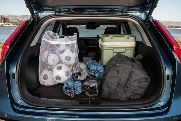 Теглото, което носи едно EV, има пряко влияние върху живота на батерията. Колкото по-тежка е колата – с пътници, товар и всички ваши неща, толкова повече енергия е необходима за движение. Ето защо разумното товарене на багаж може да помогне за удължаване на живота на батерията, особено при по-дълги пътувания. Това е като разликата между носенето на раница, пълна с камъни, и раница само с няколко основни неща - колкото по-малък е товарът, толково по-лесно се справя този, който го носи.
