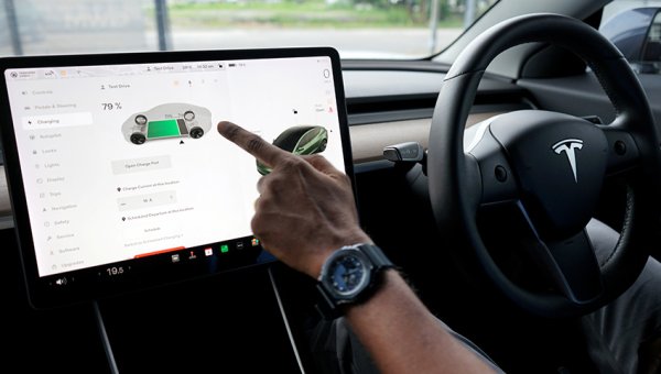 Големият сензорен екран на едно EV и други приспособления като USB портове за зареждане наистина използват малко енергия от батерията, но това е доста малко влияние. Тези модерни удобства може да намалят малко от пробега, но за повечето шофьори компромисът с функциите за удобство и безопасност си заслужава. В същото време благодарение на тях можете да следи кои системи на автомобила използват най-много енергия и това дава възможност за взимане на интелигенти решения за удължаване на пробега.
