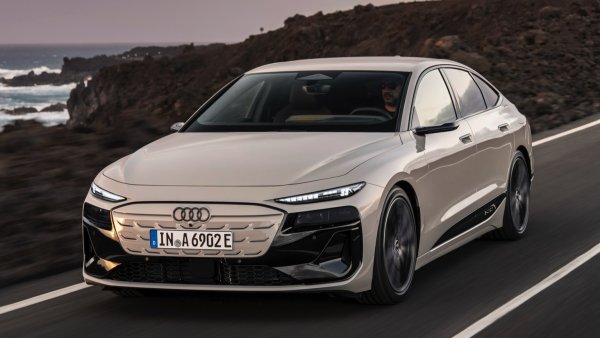 Версия на модела - Audi A6 Sportback e-tron Performance

Пробег с едно зареждане - 756 км

Капацитет на батерията - 95 kWh
