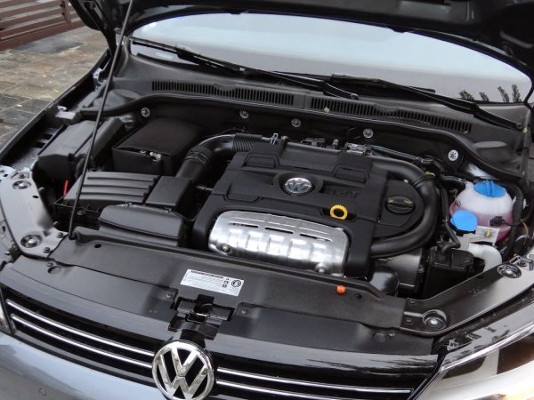 В двигателя излишните килограми се отстраняват не само от цилиндровия блок. Много важни детайли са направени от пластмаса. С течение на времето те се деформират и възникват течове на масло и антифриз, както и на въздух.

Коляновите валове за 4-цилиндровите двигатели са оборудвани с четири противотежести вместо осем. Такъв вал има по-малка твърдост и се огъва под натоварване, което намалява живота на лагера. Леките бутала имат по-малка контактна площ с По-висока работна температура
цилиндъра и следователно се износват по-бързо.

Съвременните двигатели нямат хидравлични компенсатори в задвижването на клапана. Поради това хлабините трябва редовно да се проверяват и регулират. В противен случай рискът от изгаряне на клапана се увеличава.