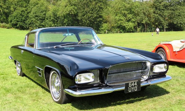 През 50-те години Ghia, скромното някога ателие на покойния Джачинто Гиа, е най-влиятелната компания в италианския дизайн, която работи по поръчки на гиганти като Ford, VW, Ferrari, но най-вече Chrysler. Тъкмо от последното партньорство се ражда L6.4 - луксозен модел с американски V8 с 335 коня и с дизайн на младия Пиетро Фруа. 
Това е една от най-редките коли в историята - заради огромната цена са произведени само 26 бройки, които до една попадат в ръцете на знаменитости. Сред тях са иконите на американската музика Франк Синатра и Дийн Мартин. Дийн дори дава своята за доработване на Джордж Барис, създателя на първите батмобили.
