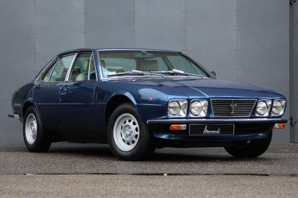 Компанията на аржентинския емигрант в Италия Алехандро Де Томазо отдавна не съществува, но всички помнят легендарните модели Panthera и Mangusta. Сякаш напълно забравен е обаче 4-вратият Deauville - елегантен седан с 5.7-литров мотор от Ford, с 335 конски сили и максимална скорост 230 км/ч, и с идентично шаси с това на Maserati Quattroporte III.
Само 244 бройки от Deauville са произведени, включително две бронирани - за белгийското кралско семейство и за италианския президент.
