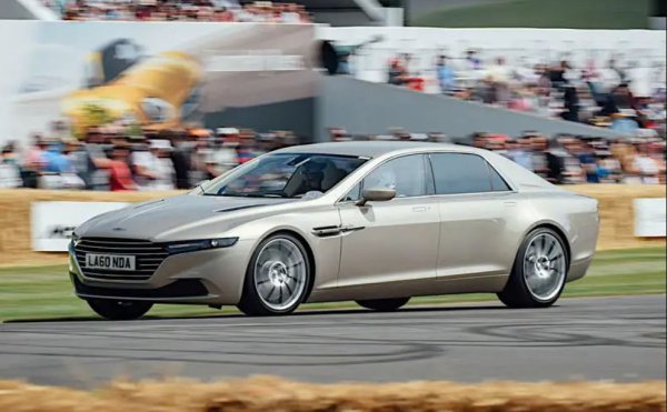 Taraf е най-новият модел от спорадичната поредица от автомобили с марката Lagonda на Aston Martin. Произвеждан само през 2015 и 2016 г., той е малко по-дълъг от днешното BMW 7-Series - 5396 мм.
Taraf се продава за 1 млн. долара в САЩ и за 685 000 паунда във Великобритания. Да, за една и съща сума може да си купите както Rolls-Royce Phantom, така и Bentley Mulsanne.
