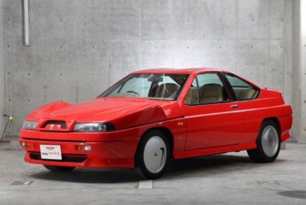 В края на 80-те години на миналия век японският производител сериозно се замисля за гран туризмо в най-висшата му степен. В крайна сметка произвежда това доста екзотично нещо, с дизайн от Zagato. Само 104 души купуват този автомобил.
