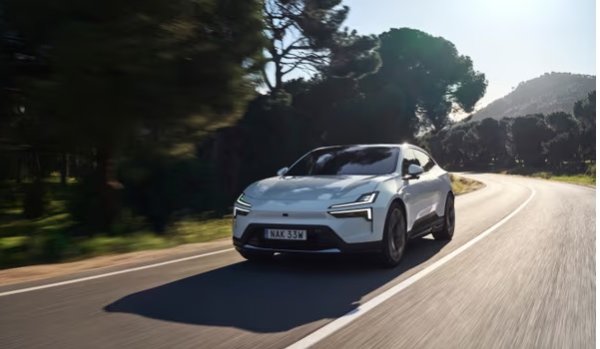 Заявен пробег: до 620 км
Батерия - 100kWh

Polestar 4 - премиум купе SUV, е един от най-екологичните модели на автомобилния производител. Неговите седалки и килими са направени от рециклирана PET пластмаса и риболовни мрежи. Стоманата е от индустриални отпадъци, а благородните метали, използвани в EV системата, са проследени, за да се гарантира, че поризвоството име  по плавилата. 

Разгледайте сайта на Polestar и можете да получите повече информация, отколкото която и да е друга автомобилна компания ще даде за рециклирани и естествени материали.

Една забележка към колата: няма задно стъкло, като разчита на камери и екрани. Що се отнася до останалата част, тя е възхитителна - мощна, прилично пространство и комфорт, както и Google на борда, за да направи технологията възможно най-лесна за използване.
