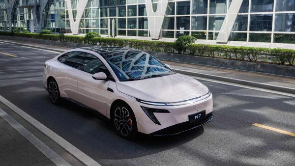 Nissan обаче вече е интегрирал китайската невронна мрежа в седана N7. В бъдеще се очаква персонализирането на автомобилите да бъде поверено на изкуствен интелект. Именно компютърът ще избира необходимото медийно съдържание и ще помага с навигацията. Неправилно е обаче Nissan N7 да се счита за японска разработка, защото партньорът Dongfeng беше отговорен за техническата част.

Тенденциите обаче са такива, че автомобилите на Nissan с китайска технология скоро ще станат "глобални". Например, потвърдени са експортните перспективи на пикапа Frontier Pro с хибридно задвижване а австралийските и американските офиси на марката се интересуват от SUV, изграден върху него.
