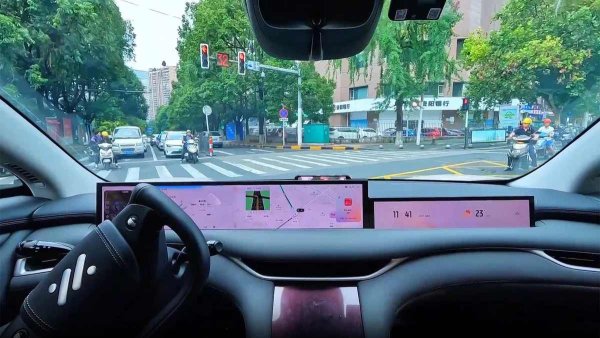 Комплектът от асистенти в помощ на водача, дело на китайската компания, вече се използва в серийни модели, като Nissan N7, Toyota bZ3, bZ5, bZ7, както и в семейството на Buick Electra. Става дума за система за автономност от второ ниво, тоест комбинация от адаптивен круиз контрол и асистент за контрол на лентата на движение.

През август миналата година Audi, SAIC и Momenta обявиха съвместно предприятие. Първият модел, който ще получи усъвършенствано автономно управление, вероятно ще бъде комбито E5 Sportback от новата подмарка без четирите кръга.
