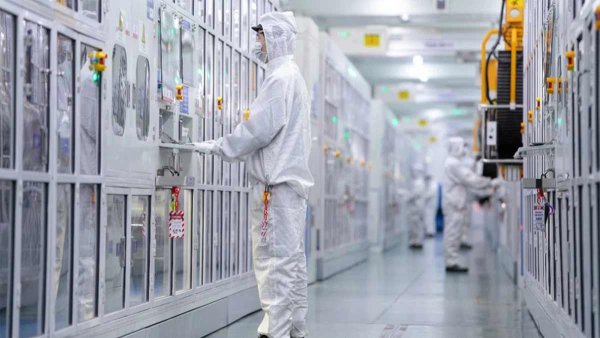 CATL (Contemporary Amperex Technology Company Limited) е най-големият световен производител на батерии и силова електроника. И макар че има собствени проекти за електрически превозни средства и дял в други такива, той доставя батерии на всеки, който пожелае.

Китайската компания дори постигна споразумение с Ford по проект за изграждане на завод за батерии в САЩ, но сделката за 3,5 милиарда долара е под въпрос поради претенции от страна на американското Министерство на отбраната.
