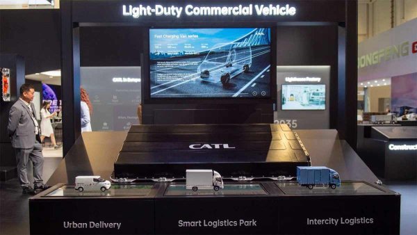 Сред "глобалните" клиенти на CATL са BMW, Volkswagen, Daimler, Stellantis, Renault, Ford, Hyundai, Tesla, Honda, Volvo и Toyota. Без китайски батерии е невъзможно да се произведе почти цялото семейство електромобили Mercedes-Benz EQ, обещаващото BMW Neue Klasse, масово произвежданият Volkswagen ID и други.

Любопитно е, че батерии на CATL се използват дори от Kia, въпреки че Южна Корея има свои собствени гигафабрики - LG Chem и SK Innovation. През април CATL стана първата компания, която спази новия стандарт за безопасност, който ще влезе в сила чак на 1 юли 2026 г.
