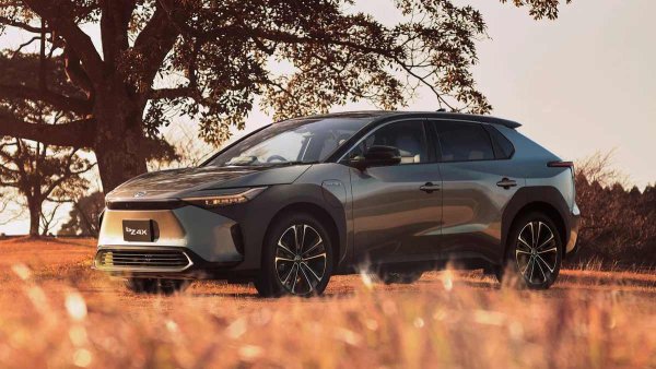 Тойота се намира в друга ситуация. Оригиналните електромобили bZ4X не направиха фурор на пазара, така че японците трябваше да сключат споразумение с BYD. Китайците ще осигурят батерията, силовата електроника и електромоторите, което означава, че обещаващите модели на FAW-Toyota ще бъдат японски само концептуално, но не и технически. 

Още няма информация за износа, но дори на японския пазар има още какво да се желае по отношение продажбите на Toyota на електромобили, така че икономическите предпоставки за разширяване на географията на продажбите на китайски версии са много неясни.