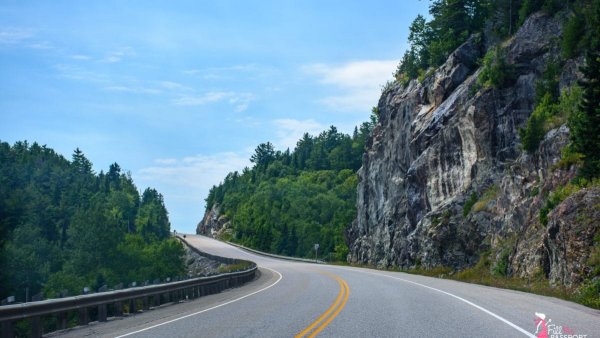 Трансканадската магистрала е най-дългата национална магистрала в света, свързваща най-източния и най-западния край на Канада. Маршрутът е изпълнен с красивата канадска - планини, реки и езера. Ако тръгвате на път по нея, не забравяйте да се спрете в някои от националните паркове, както и да хапнете от традиционната местна кухня.