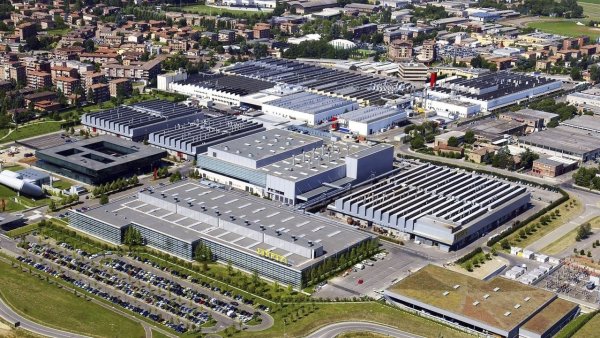 Всичко е &bdquo;домашно производство&ldquo;, като частите за щамповане се произвеждат у дома, защото Ferrari разполага със собствена леярна. Решение, което Енцо Ферари взе, откакто марката стана спорта през 1947, и к което не се допускат грешки при частите. 

Ако все пак има такива, те са за сметка на компанията.  Леярната на Ferrari е адаптирана за обработка на алуминий. Работи само с външен доставчик за коляновия вал на двигателите си, защото той е стоманен.
