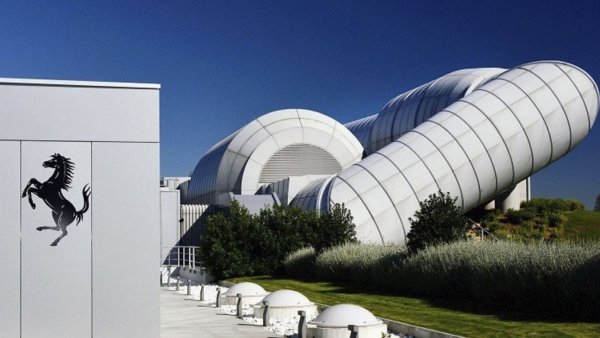 Ferrari, както всички големи производители, има свой собствен аеродинамичен тунел, където се тестват неговите суперколи и болидите от Формула 1. Модерното и усъвършенствано съоръжение е способно да възпроизведе всякакъв вид атмосферни явления и е оборудвано с огромна петметрова турбина мощност над 2000 kW. 