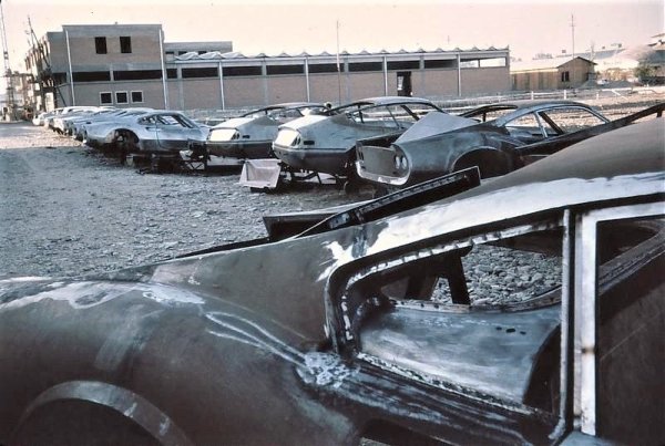 Частите на шасито се произвеждат в италианската фабрика, но не и каросерията. Както при коляновия вал на неговите двигатели, каросерията се произвеждат в съоръженията на Carrozzeria Scaglietti още от края на 1940. Тогава основателят на марката постига споразумение със Серджио Скалиети, като то е в сила и до днес. Боядисването обаче става в завода на Ferrari.