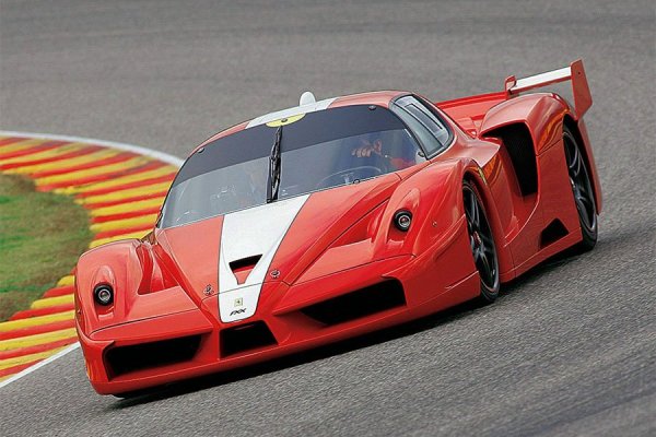 Модели като Ferrari FXX - хиперколи, които не са одобрени за улично шофиране, никога не стигат до гаражите на собствениците си. Собственикът няма право дори да го излага в къщата си, а е длъжен да го съхранява в складовете в Маранело до болидите на Формула 1 от всички времена, сред които са тези на легенди като Жил Вилньов и Михаел Шумахер.