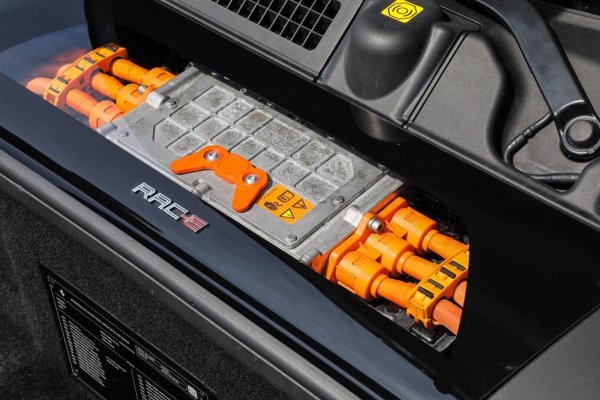 Италианският производител се грижи максимално за своите клиенти, но е наясно, че жизненият цикъл на моделите на марката е ограничен. Ferrari обаче е готов да предложи удължена гаранция на двата хибрида в гамата си, като той важи за батериите на SF90 и 296. Срещу съответното заплащане (сумата не се съобщава) клиентите могат да разчитат на две замени на батерията &ndash; на 8-ата и на 16-ата година.
