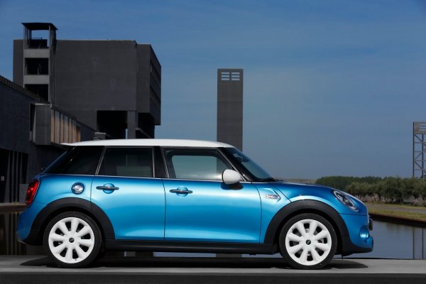 Новото поколение MINI с пет врати