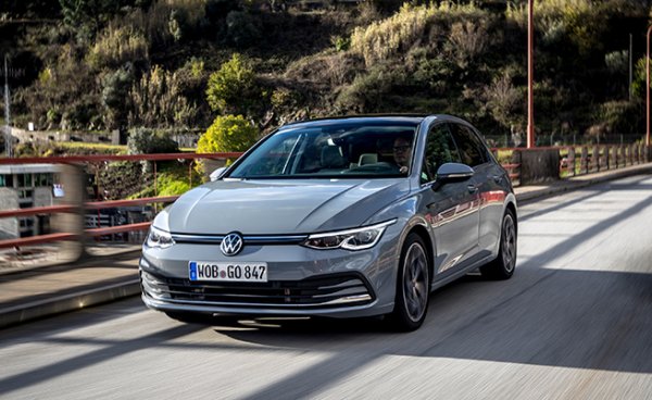 Последната година бе голямо изпитание за краля от Волфсбург: от една страна, VW му създаде доста вътрешна конкуренция не само с кросоувъри като TRoc, но и с електрическия (и щедро субсидиран от повечето правителства) ID.3. От друга, германският концерн бе сред най-засегнатите от кризата с чиповете и производството на Golf се сви до нивата отпреди над 30 години. В отделни периоди от годината най-продаван модел в Европа бяха Toyota Yaris, Реugeot 208 и дори Dacia Sandero. В крайна сметка Golf успя за поредна година да удържи първото си място, но само с няколко хиляди автомобила аванс. 