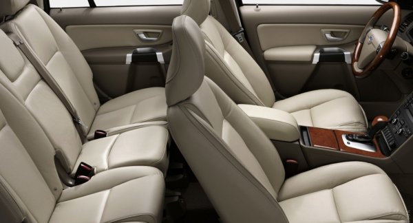 За голяма част от собствениците качеството на материалите в салона има много по-голямо значение, отколкото дизайнерските трикове и високите технологии. Това е и една от силните страни на XC90, чийто интериор е направен от много качествени материали, които са комбинирани с елементи от истинско дърво.