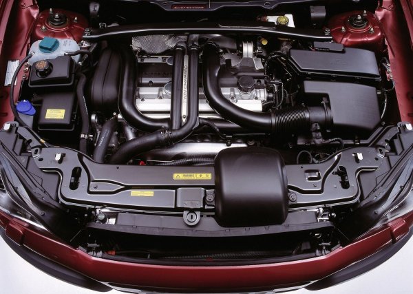 Този автомобил няма как да бъде определен като икономичен. Собствениците на дизеловите версии са доволни от разхода на гориво, но това не важи за тези с бензиновите варианти. Според производителя, в градски условия XC90 харчи 12 л/100 км, а извън града - около 9,0 л/100 км, но това зависи и от начина на каране. При бензиновите версии той е доста по-голям, като това се отнася най-вече за модификацията с 2,5-литров двигател, която в града може да надхвърли и 20 л/100 км.