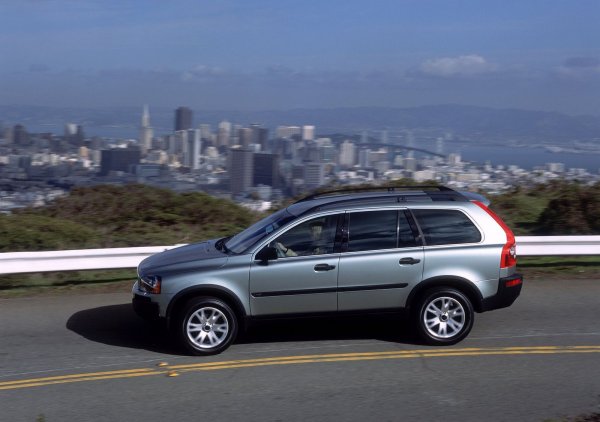 Шведският производител отдавна е доказал, че прави не само безопасни, но и много комфортни автомобили. За времето си XC90 беше флагманът в гамата на Volvo, така че удобството на водача и пътниците е сред основните приоритети на компанията. Машината се отличава с плавен ход и ниски нива на шум, които са постигнати благодарение на конструкцията на модела.