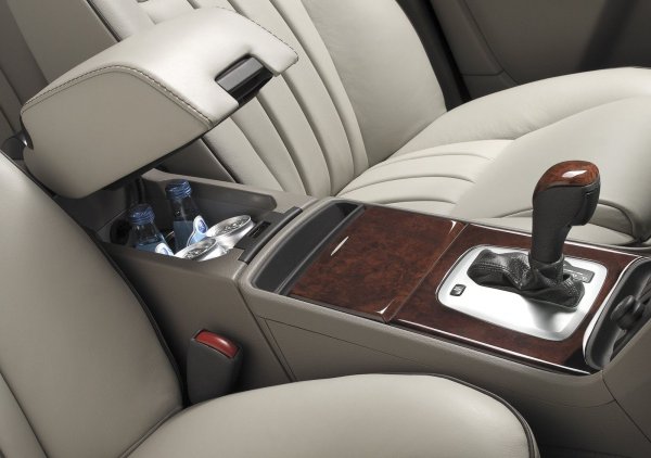 Големи претенции към превключването на автоматичната скоростна кутия няма, тъй като тя се справя плавно и не затруднява водача. Същото обаче не важи за нейната надеждност, която не е от най-високите, дори напротив. Общото мнение е, че трансмисията изкарва 100 000 - 120 000 км, което е прекалено малко за автомобил от висок клас.