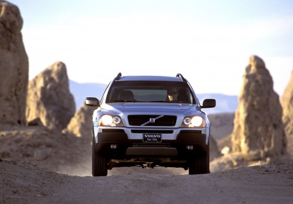 Много собственици на Volvo XC90 първоначално имат проблеми с нагаждането на стила си на шофиране към автомобила. С него не бива да се преминава през остри завои с висока скорост, а също така да се спира рязко и да се ускорява. Резките маневри - като престрояване със скорост от над 120 км/ч, например, също не са по вкуса на шведския кросоувър.