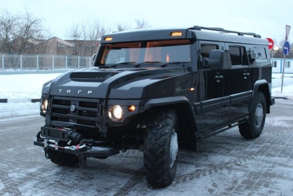 Това е руски брониран всъдеход, предназначен за армията. Но се предлага и цивилна версия, която се произвежда само по поръчка. Интериорът му е по-комфортен от грубия и аскетичен салон на военния многоцелеви брониран автомобил.

Превозното средство за всички терени има рамна конструкция и характеристики за всякакъв терен. Цивилният Tiger побира девет пътници и може да превозва 1,5 тона товар. Дължината на гиганта е 5700 мм, а височината - 2300 мм. Под капака на автомобила има турбодизелов двигател, съчетан с механична скоростна кутия.
