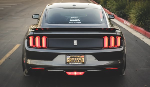 При много превозни средства щом възниква проблем със светлините на стоповете, системата за круиз-контрол ще се изключи сама. Ако една от крушките на задните светлини е изгоряла, просто я подменете и проверете дали системата може да бъде активирана.

Ако не е, значи проблемът е по-голям от една изгоряла крушка. Виновник за това може да бъде превключвателят на спирачните светлини. Той е свързан с педала на спирачките и включва светлините, когато го натиснете. Подмяната не е скъпа, но обикновено смяната е трудна и затова трябва колата да бъде закарана в сервиз.

Ако някоя от спирачните светлини не работи, виновникът може да е превключвателят на спирачните светлини. Този компонент обикновено е свързан със спирачния педал и включва светлините, когато го натиснете.