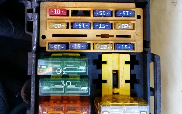 В някои превозни средства се използват предпазители и релета за защита на системата, така че изгорелият бушон може да доведе до спиране на функционирането на круиз контрола. Проверете кутията с предпазители, която се намира или до двигателя, или зад жабката. За точното местоположение на предпазителя и релето на круиз-контрола, проверете ръководството за употреба на вашето превозно средство.