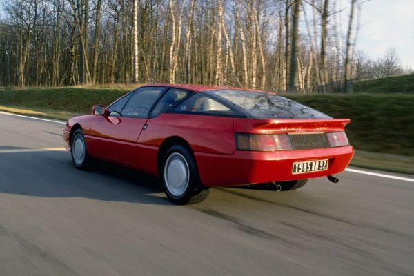 GTA заменя А310 през 1985 година и се предлага с две версии на V6 агрегата. Атмосферната постига 160 конски сили, а турбинираната (лансирана през 1986) постига цели 200 „коня”.